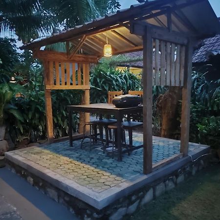 Giri Sari Guest House ペムテラン エクステリア 写真