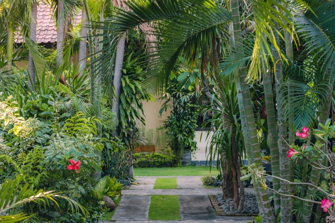Giri Sari Guest House ペムテラン エクステリア 写真