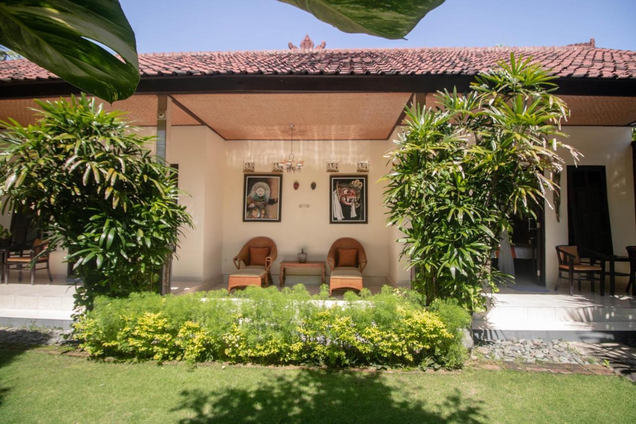 Giri Sari Guest House ペムテラン エクステリア 写真