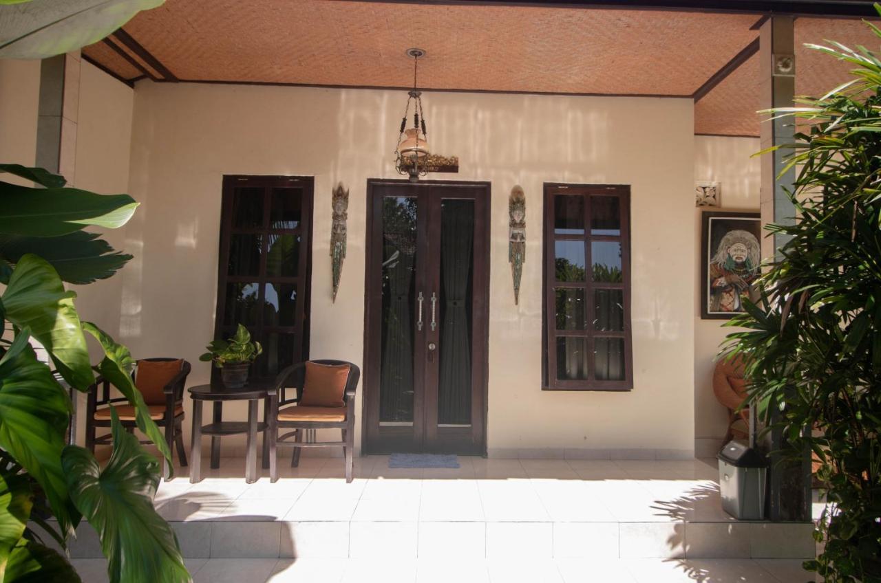 Giri Sari Guest House ペムテラン エクステリア 写真