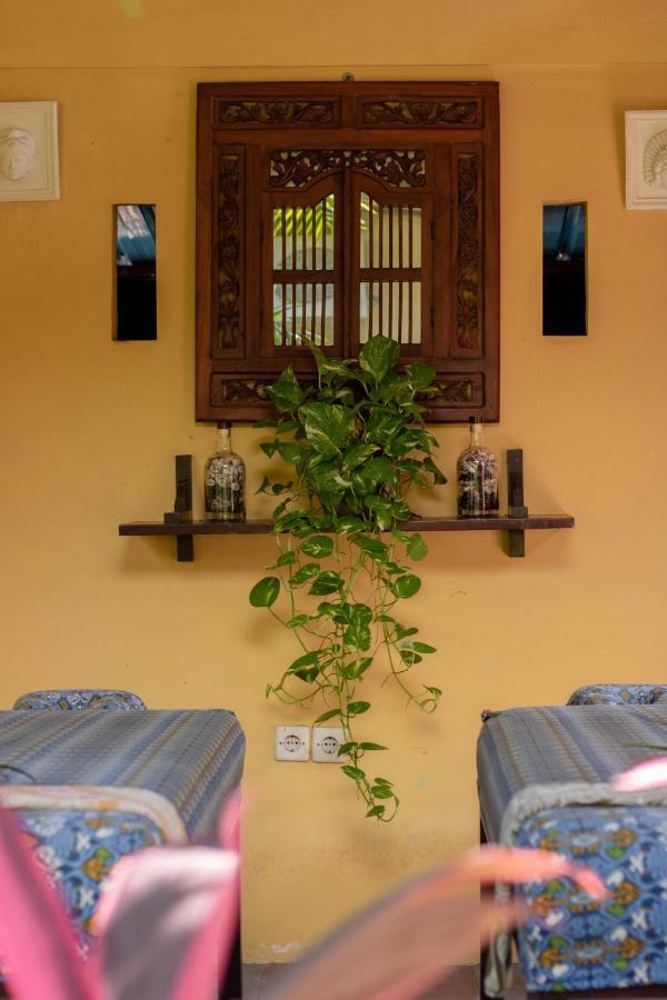 Giri Sari Guest House ペムテラン エクステリア 写真