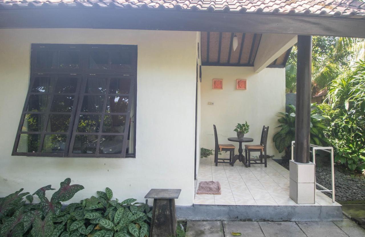 Giri Sari Guest House ペムテラン エクステリア 写真