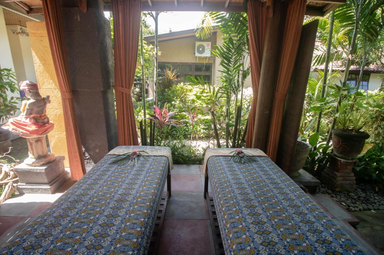 Giri Sari Guest House ペムテラン エクステリア 写真