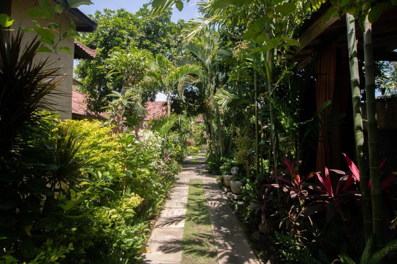 Giri Sari Guest House ペムテラン エクステリア 写真