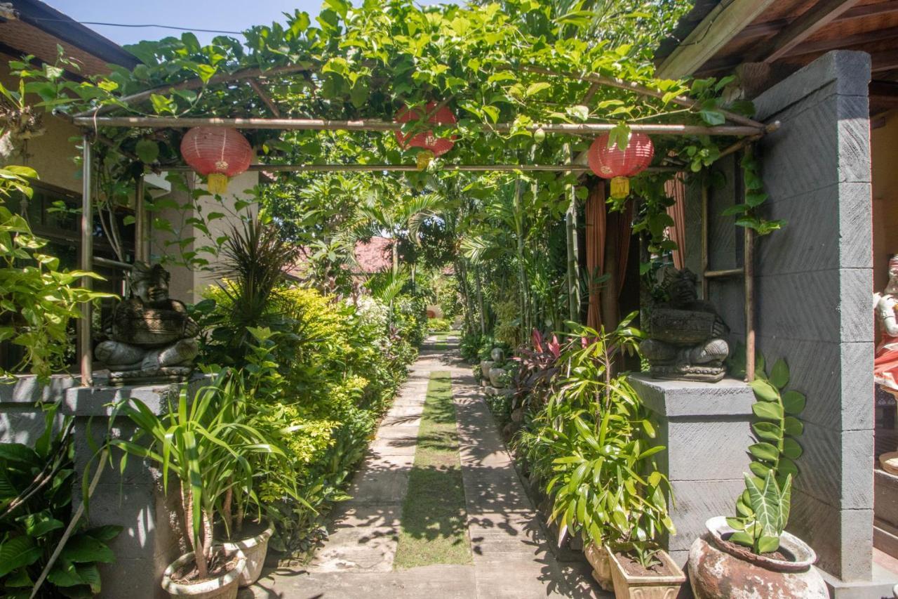 Giri Sari Guest House ペムテラン エクステリア 写真