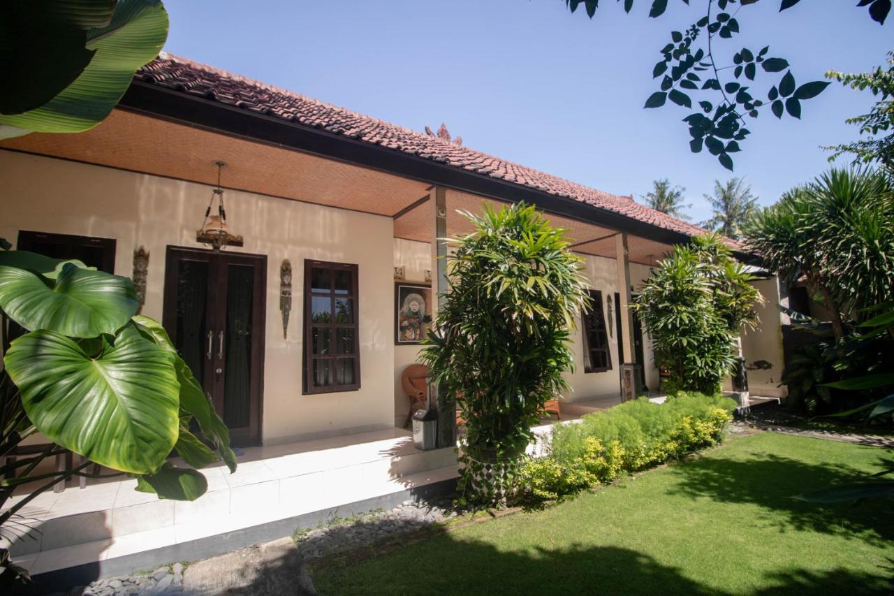 Giri Sari Guest House ペムテラン エクステリア 写真