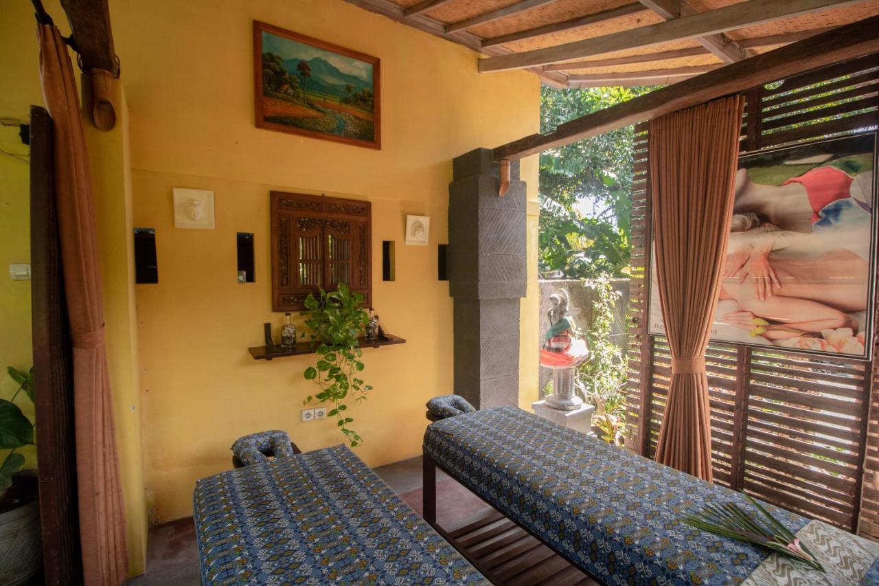 Giri Sari Guest House ペムテラン エクステリア 写真