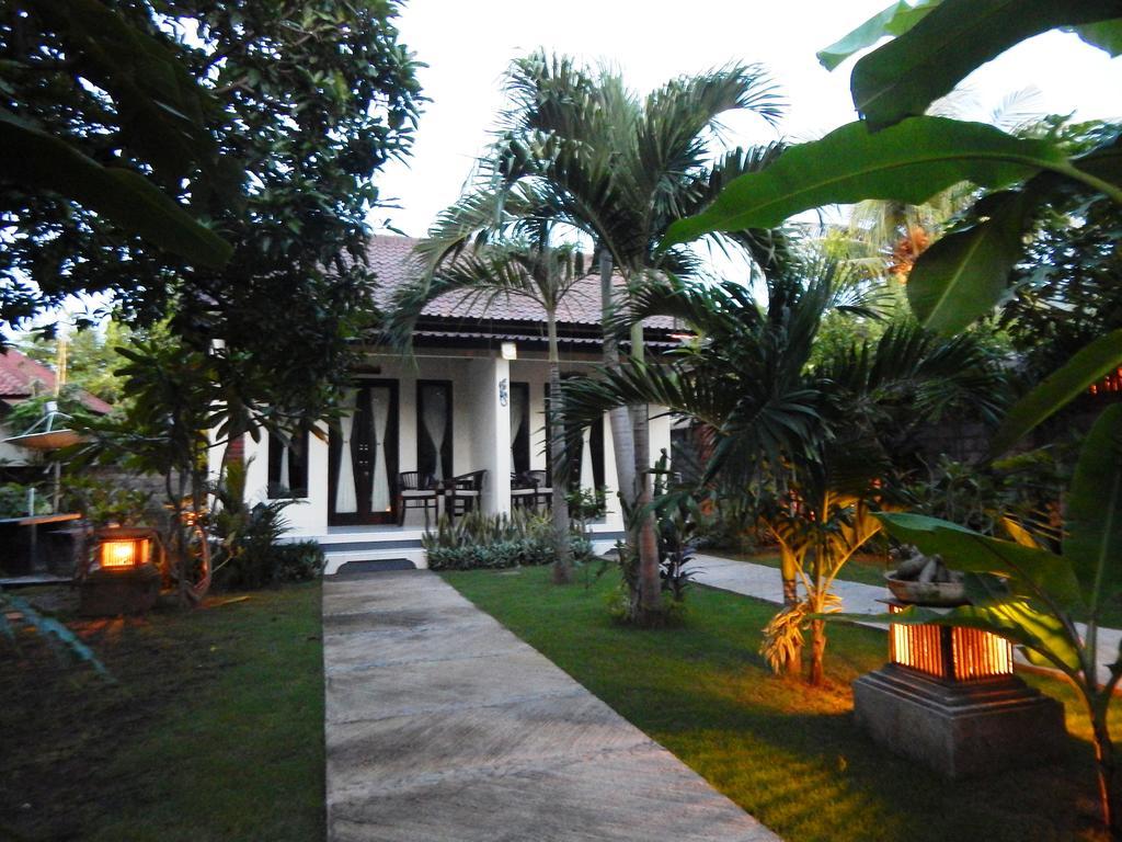 Giri Sari Guest House ペムテラン エクステリア 写真