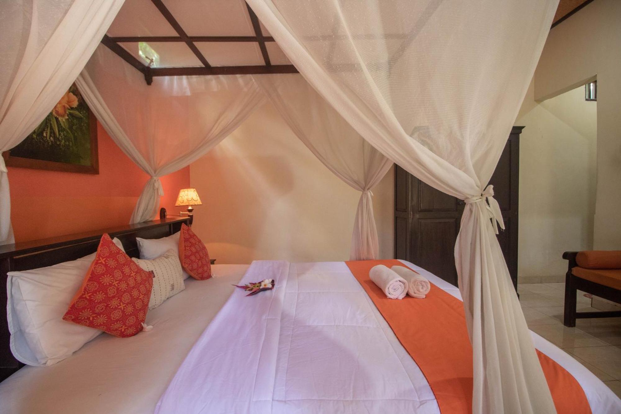 Giri Sari Guest House ペムテラン エクステリア 写真
