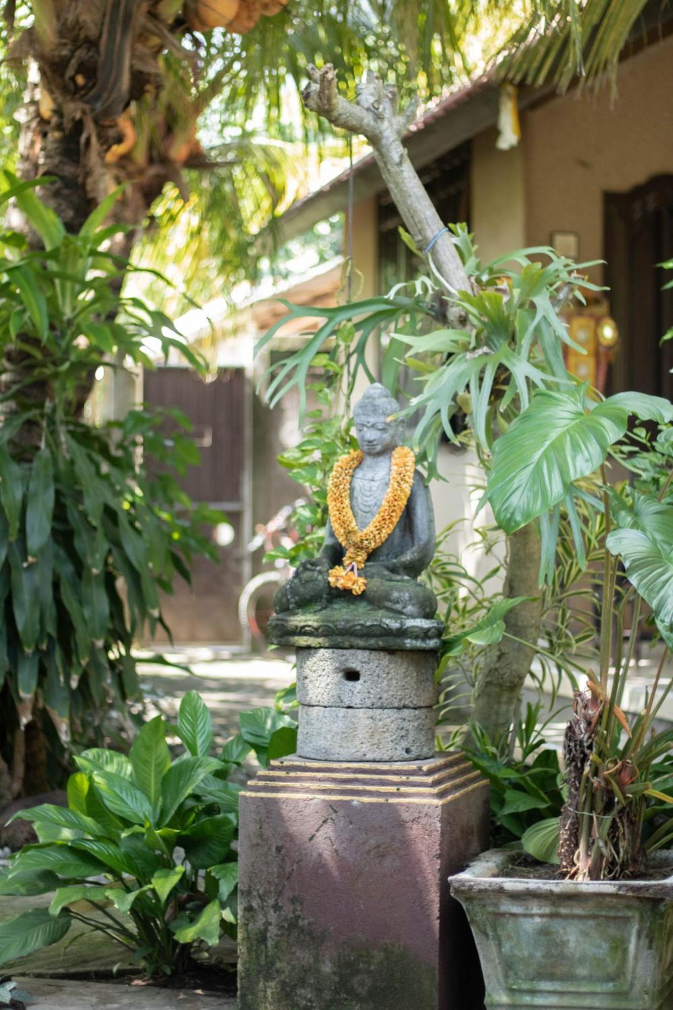 Giri Sari Guest House ペムテラン エクステリア 写真