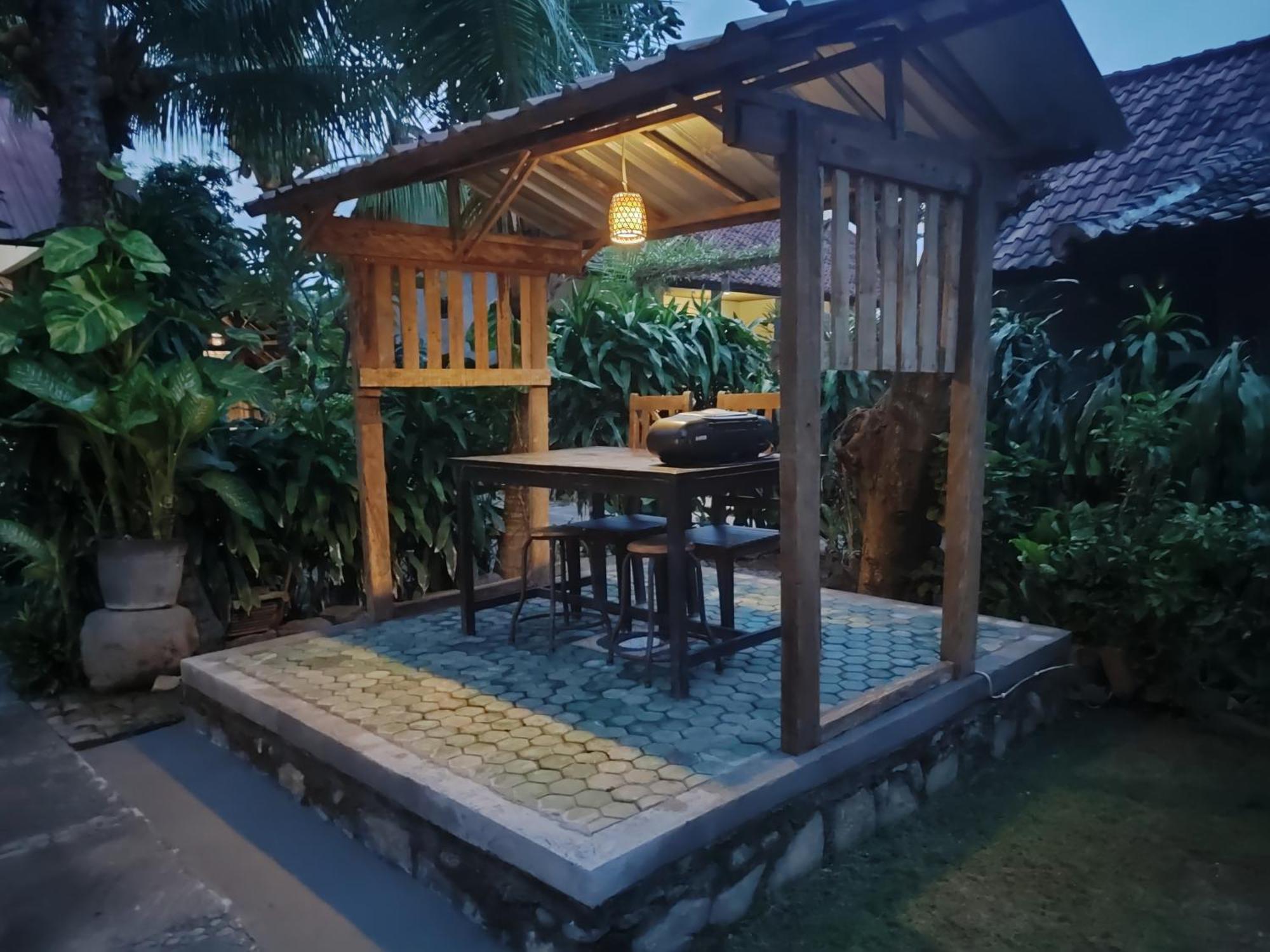 Giri Sari Guest House ペムテラン エクステリア 写真