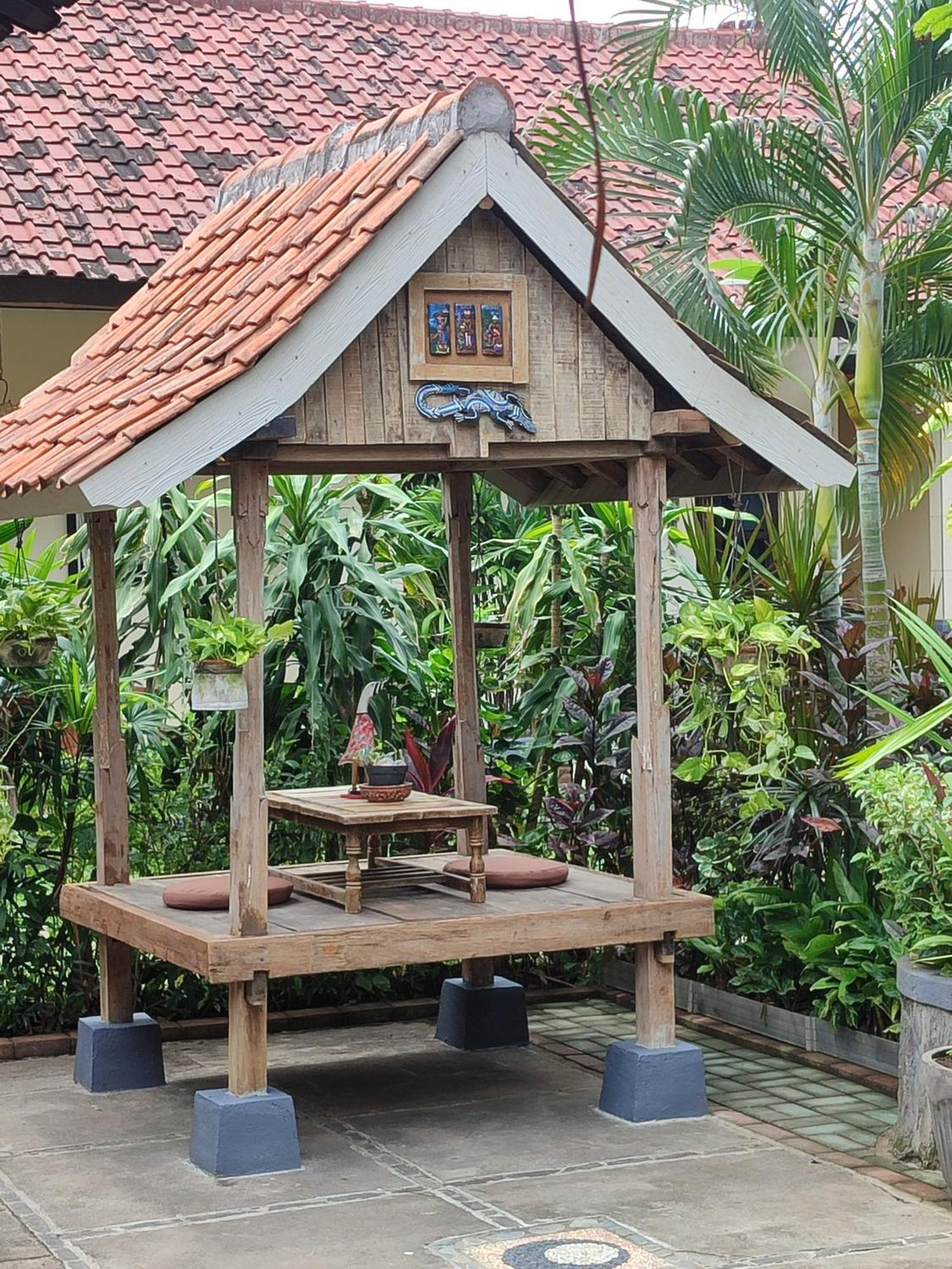 Giri Sari Guest House ペムテラン エクステリア 写真