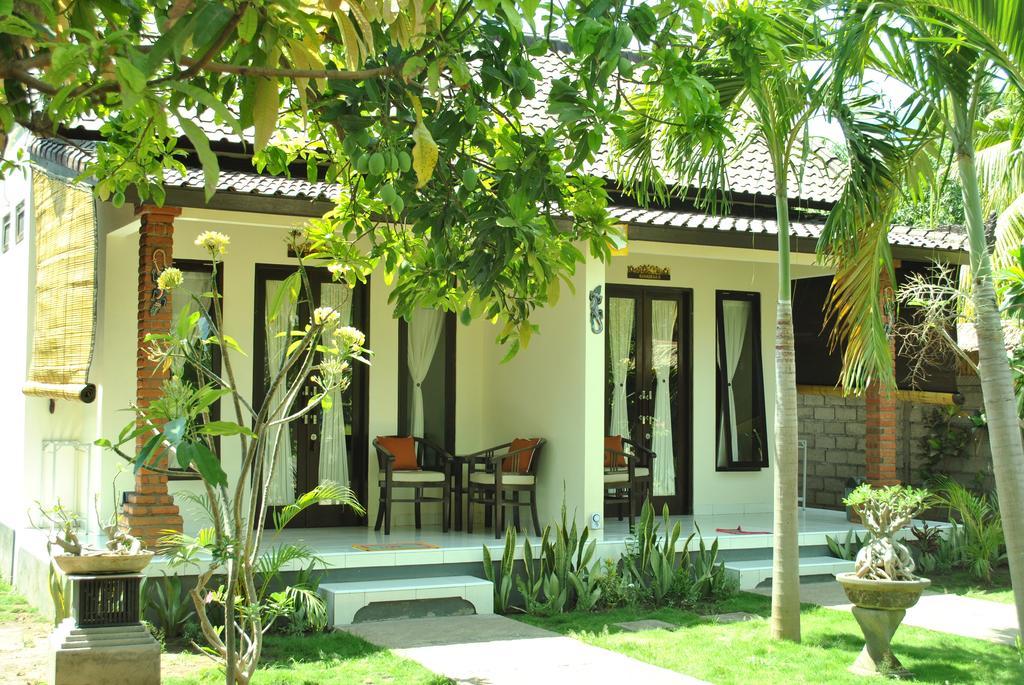 Giri Sari Guest House ペムテラン エクステリア 写真