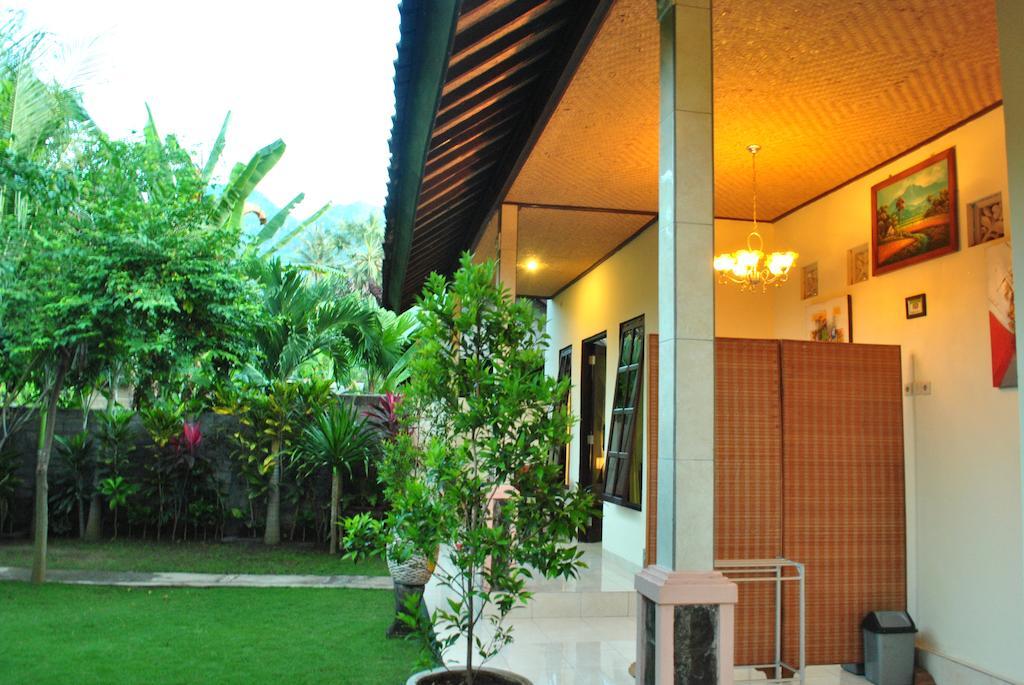 Giri Sari Guest House ペムテラン エクステリア 写真