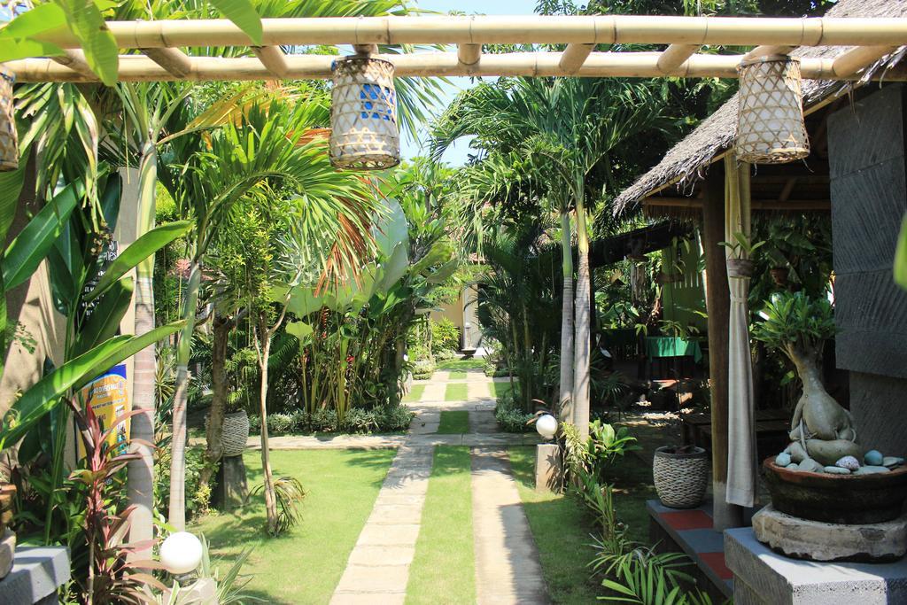 Giri Sari Guest House ペムテラン エクステリア 写真